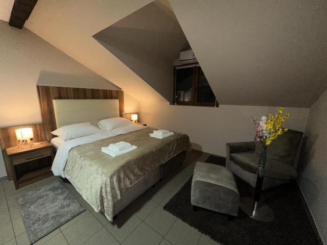 Jp Motel Mali Pariz Bor Bagian luar foto