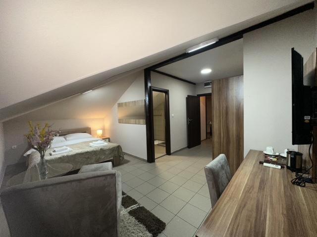 Jp Motel Mali Pariz Bor Bagian luar foto